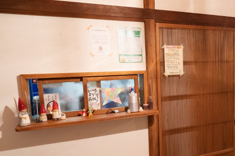 この小窓の向こうがキッチンで、店で出すものは可能な限り手作りしている。