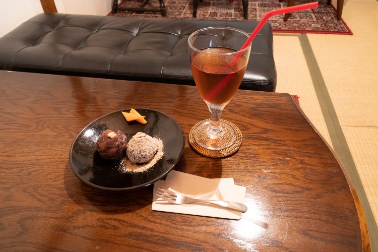 小ぶりながら食べ応えのある酵素玄米おはぎ715円。特製あずき茶（アイス）はセットにすると385円、単品なら550円。