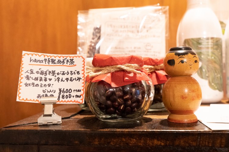 炒り方を工夫した特製あずき茶は販売もしている。