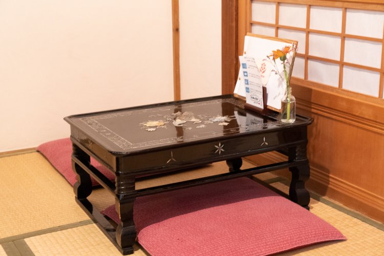 韓国のアンティーク街で購入した螺鈿（らでん）細工のテーブルは、常連客に人気。奥の部屋には椅子の席もある。