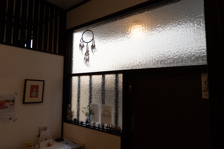 玄関には昭和初期に人気のあった型板ガラスがはめられている。