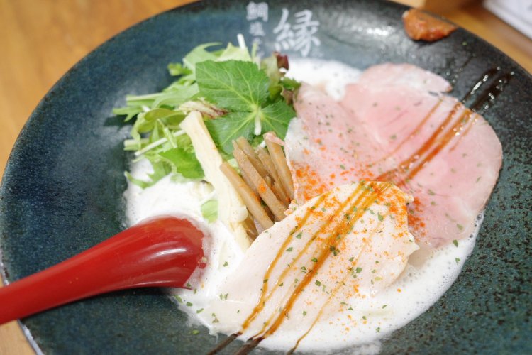 鯛の出汁が広がる白いスープが味の決め手。鯛塩濃厚そば950円。