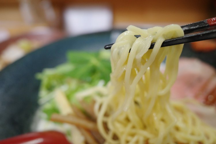 中華麺を専門に手掛ける老舗・大橋製麺所の特注麺を使う。これがツルツルとしてスープとの相性も抜群!