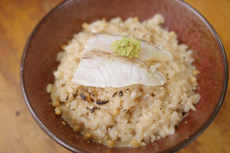 鯛塩濃厚そばをランチセット1150円にすればミニサイズの鯛めしも。