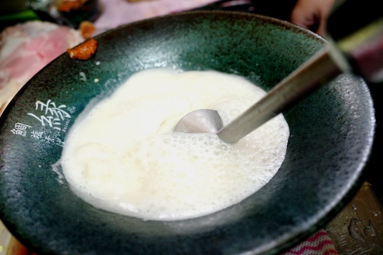 スープはブレンダーで撹拌し、味に一体感を出す。口当たりがよくなり、麺にも絡みやすくなるそう。