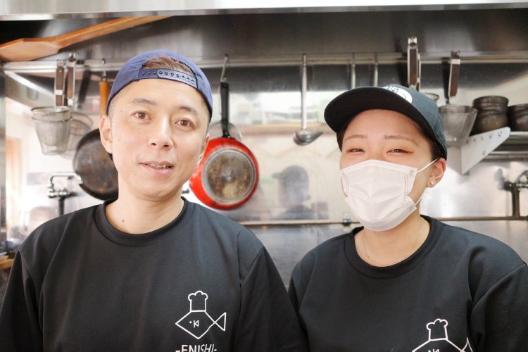 子どもの頃から父が釣って捌(さば)いてくれる魚を食べるのが楽しみだったと言うのは娘の杏純(あづみ)さん(写真右)。大学に通いながら、店を手伝いつつ、Instagramで宣伝する看板娘だ。