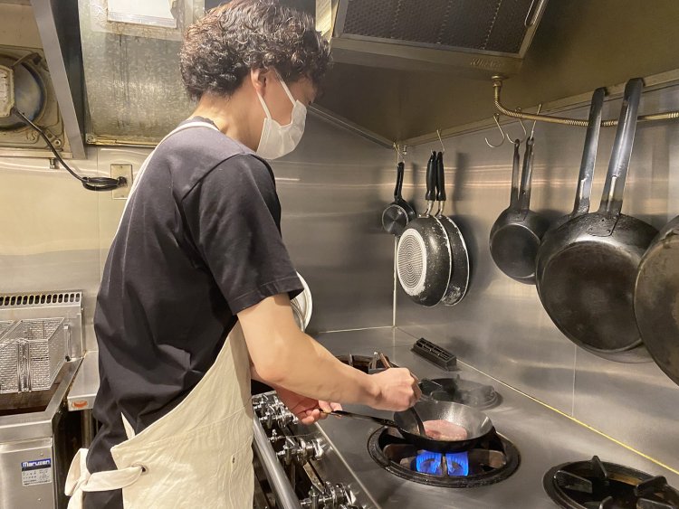 パティは鉄板ではなくフライパンで焼く。焼き加減の調整がしやすいからだ。