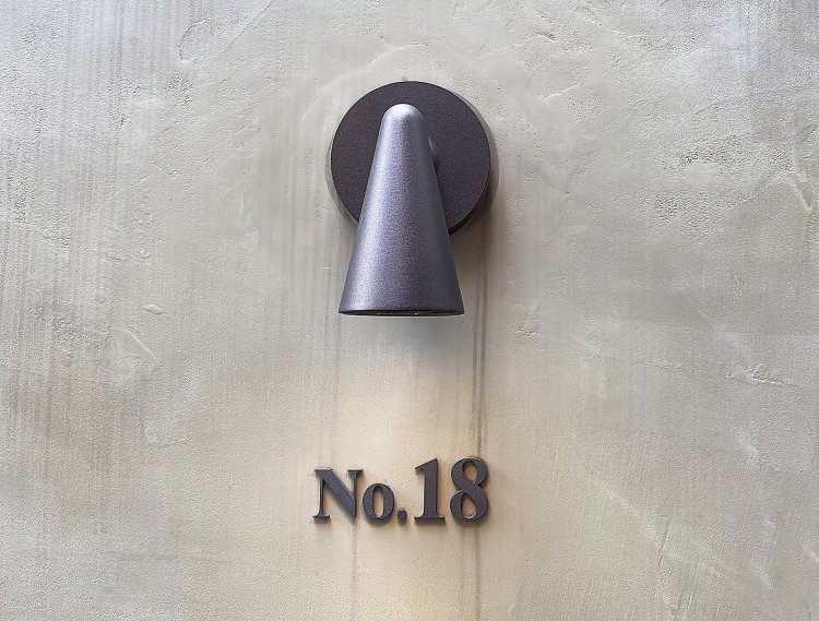 コンクリート壁に『No.18』のサイン。