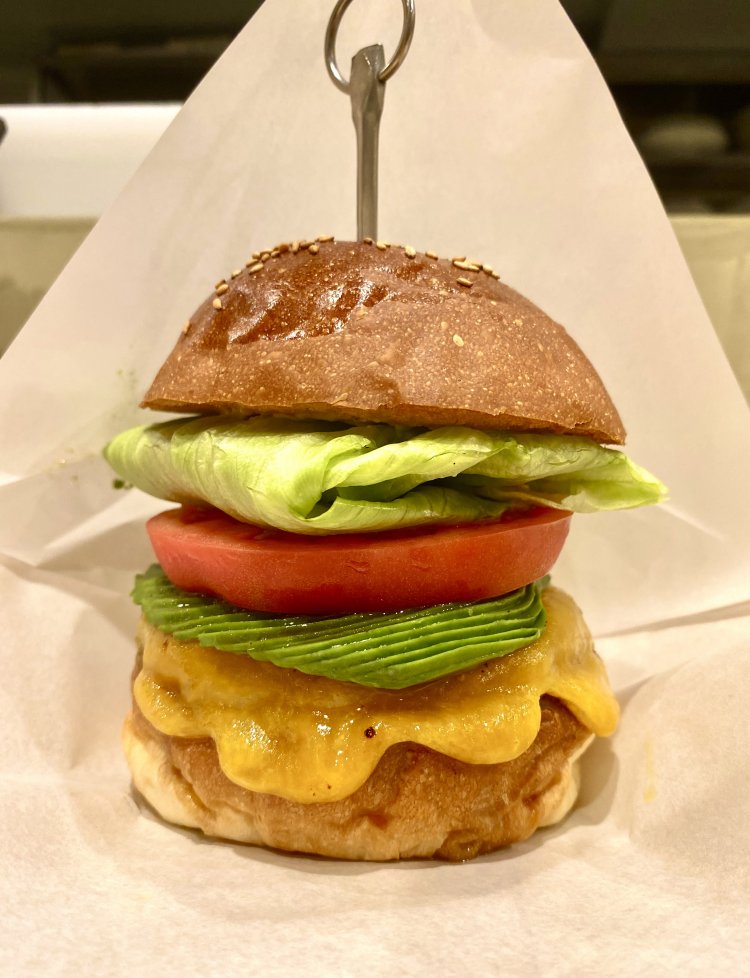 アボカドチーズバーガー1450円。+150円でポテトがセットになる。