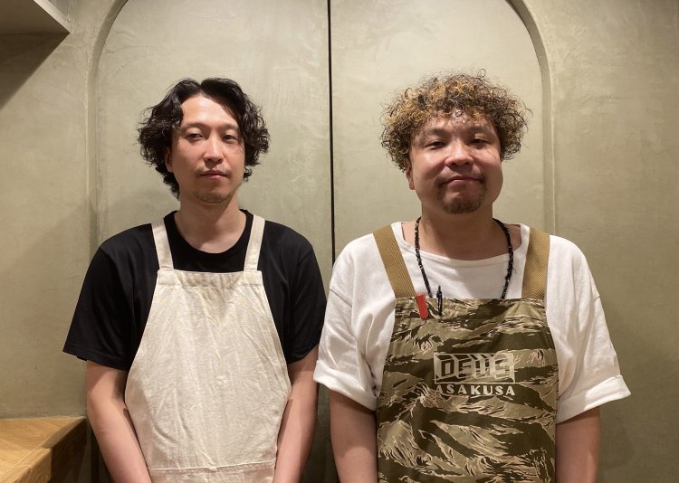 兄の敬洋さん（右）と弟の雅浩さん（左）。