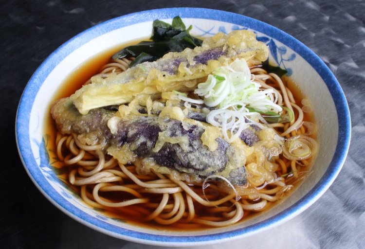 ナス天そばは420円。ナスが甘くてジューシー。