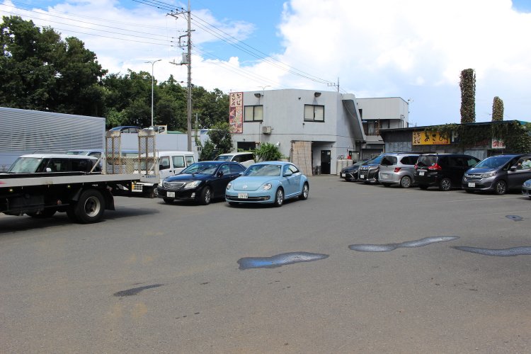 大型トラックも駐められる駐車場。休憩しているドライバーも多い。