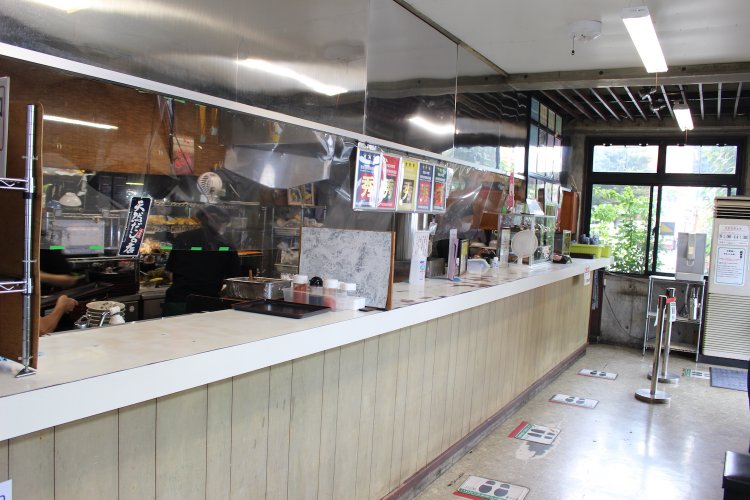 入り口から続くカウンター。ここで注文して出来上がりを待つ。