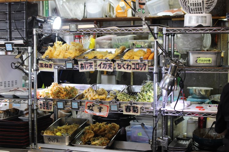 天ぷらはこまめに揚げられて、ほぼ揚げたてで食べられる。