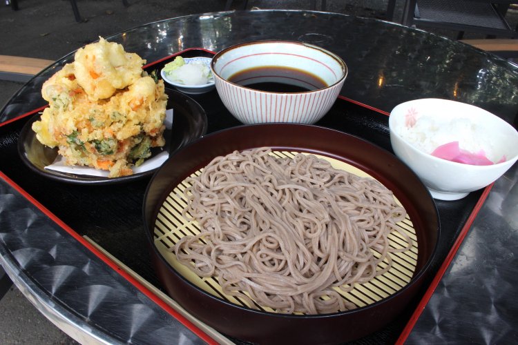 サービスのミニライス付き。そばを食べたらミニ天丼で食べよう。