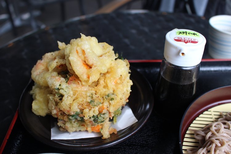 大きさを横の小瓶と比べてほしい。