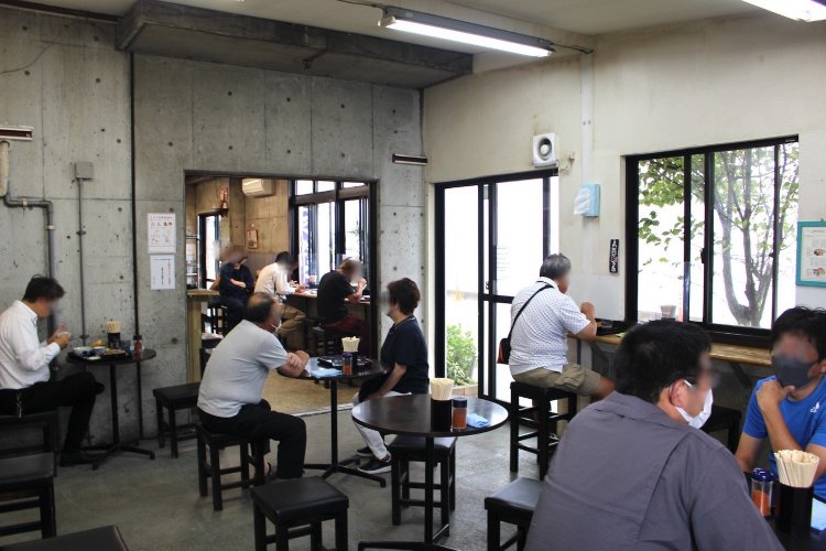 カウンターの奥に飲食スペース。これに加え、屋外テラスも最近、作られた。