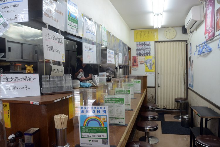 店内はカウンターのみの12席が用意。アクリル板で仕切られ、感染対策も万全。