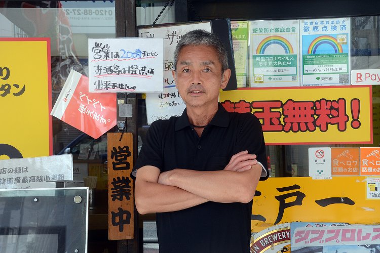 店主を務める荒木昌宏さん。この道30年以上のベテランで、製麺からスープ作りまですべてひとりで行っている。