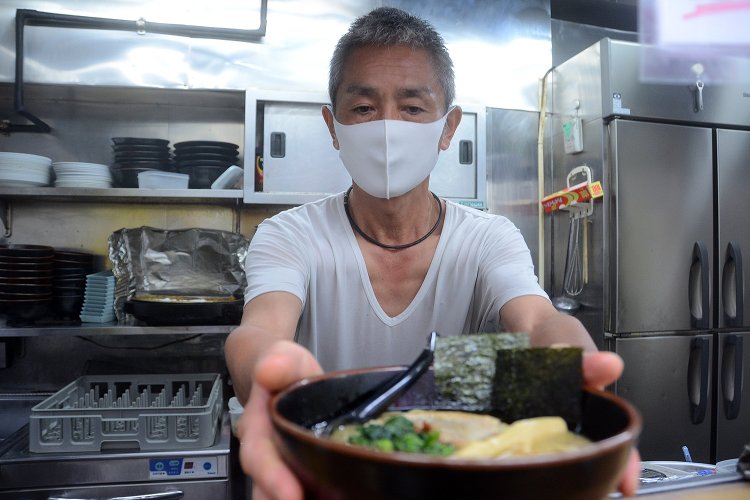 厨房では荒木さん自らが調理。「ヘイ！お待ち」といった感じでラーメンが登場。