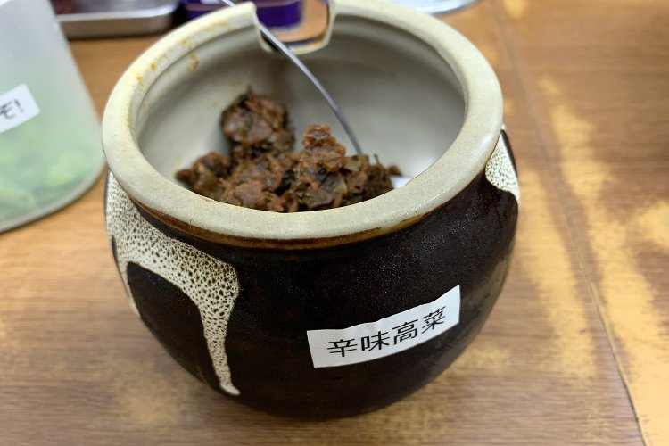 カウンターには豚骨ラーメンの定番トッピングの辛味高菜が！　これももちろん自家製だ。