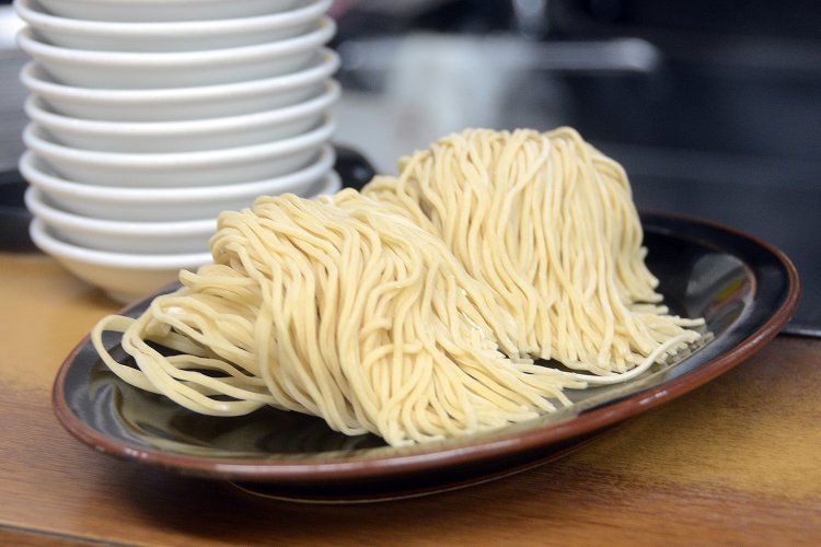麺は全て手打ちの完全オリジナル。替え玉では通常の麺だけでなく細麺も選択可能！
