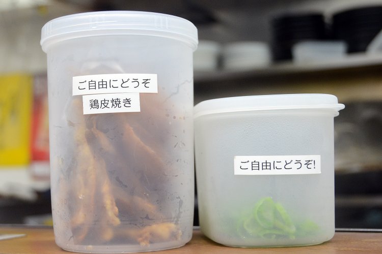 ネギの増量とおつまみに嬉しい鶏皮焼きはなんと無料サービスという太っ腹！　鶏皮のパリパリとした食感が病みつきになること必至。