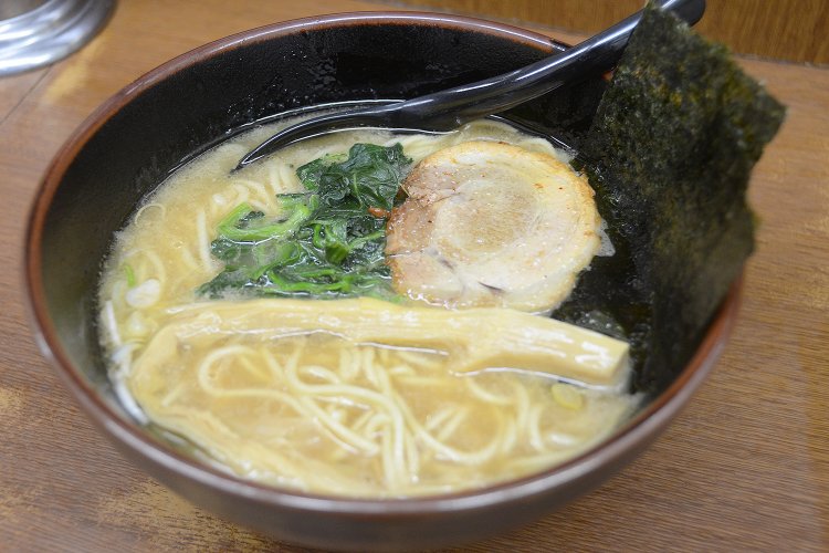 荒木さんのこだわりがたっぷりと詰まった、鶏豚ラーメン670円。自慢のダブルスープによる優しい味わいが印象的。