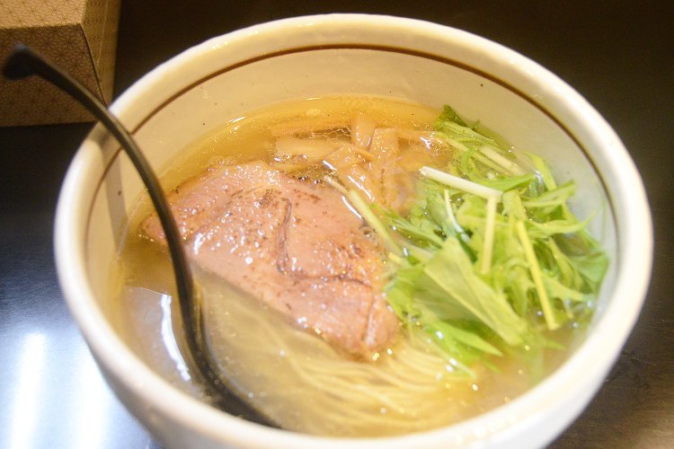 透き通ったスープが嬉しい塩らぁめん700円。