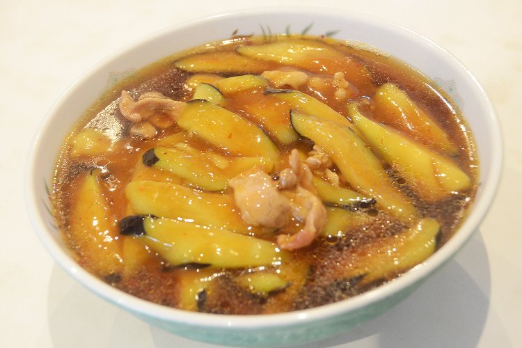 お店1番人気のなすラーメン800円。