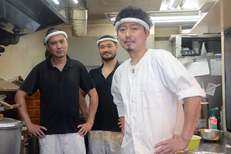 店主の松本龍二さん（右）とスタッフの皆さん。スープ作りは力仕事のため、3人でフル稼働して作っていく。