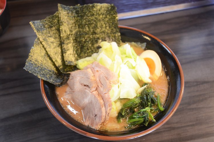 どんぶりからもスープの濃厚さがわかる特製ラーメン880円。