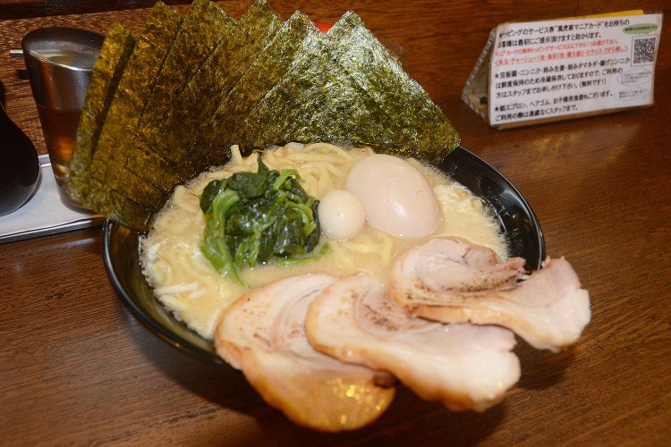 大きなチャーシュー3枚をはじめとしたトッピングが自慢のオールスターラーメン930円。