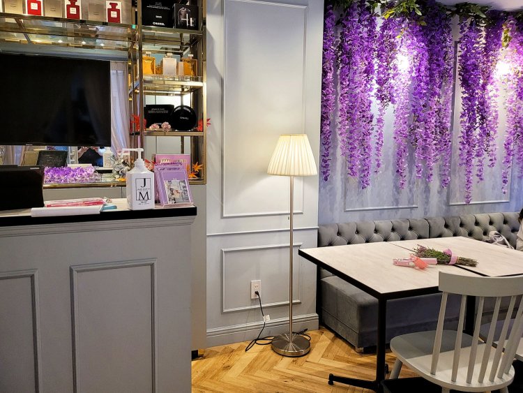 店内は、明るくオシャレでかわいい空間で、アフタヌーンティーに特化したカフェ。