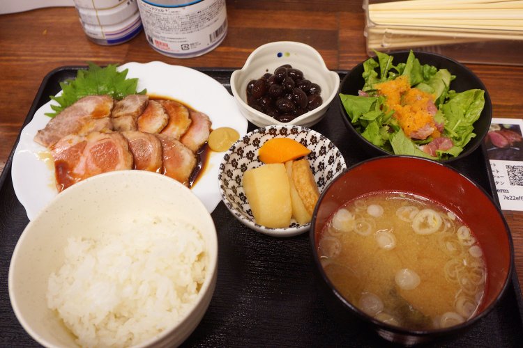 チャーシュー定食1000円。