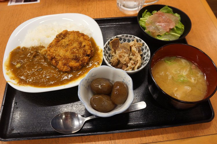 牛タンカレー メンチカツのせ1000円。