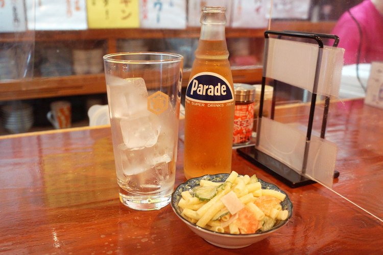 セットのマカロニサラダと、ノンアル梅サワー。