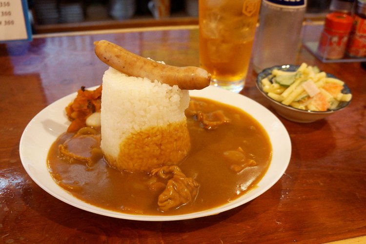 そしてもつカレーも到着。