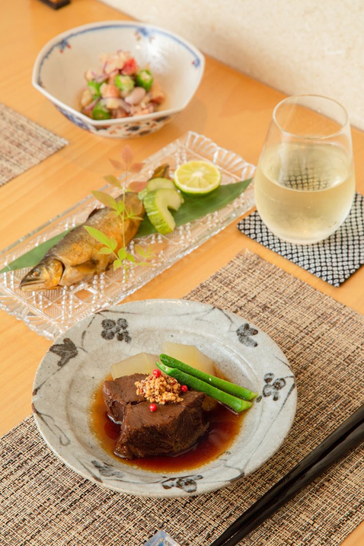 写真手前から黒毛和牛頬肉の赤ワイン煮1650 円、店の名物料理にもなっている鮎のコンフィ1320円、イチジク、落花生、オクラの土佐酢和え825円など、単品料理も充実。