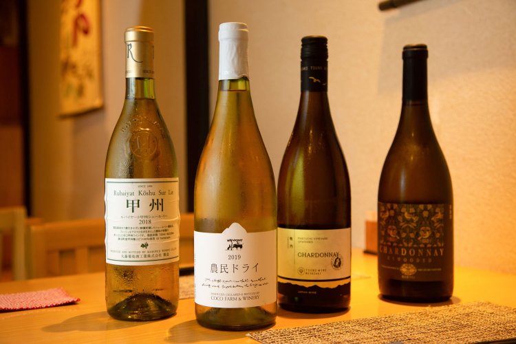 左からルバイヤート甲州（山梨）4600円、農民ドライ（栃木）4500円、都農シャルドネ（宮﨑）4500円、奥出雲シャルドネ（島根）5200円など、各地のワインが揃う。