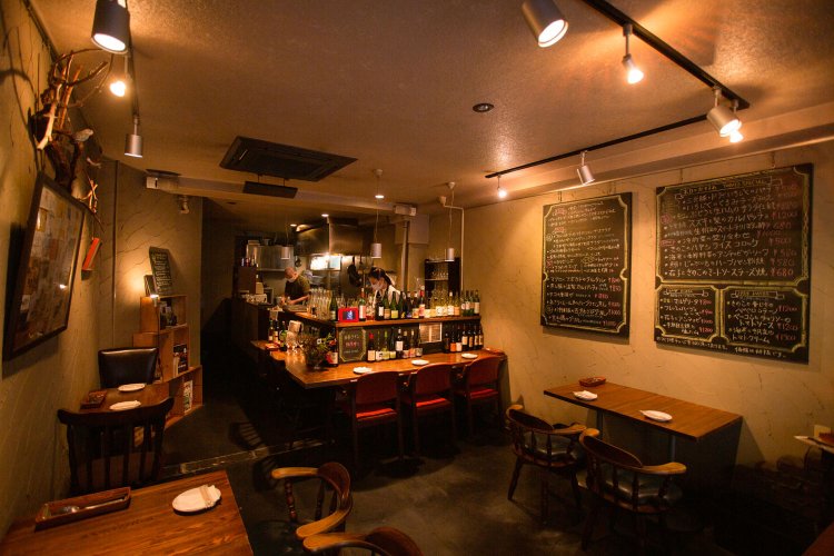 オープンキッチンの気取りのない店。