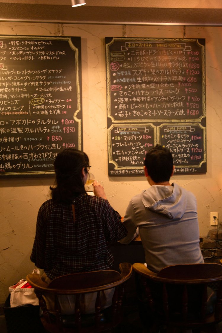 料理は大きな黒板メニューから。