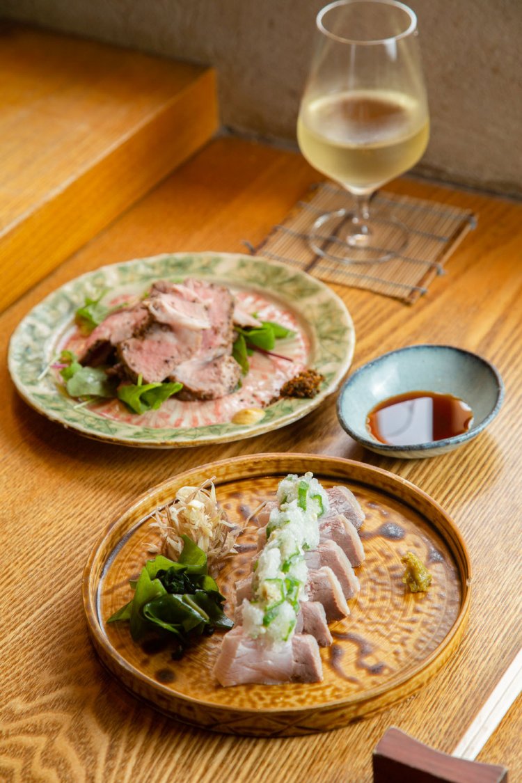 天然ぶりのしゃぶしゃぶお造り1320円、三元豚肩ロースの黒コショウ焼き1980円など、料理もその日の食材で決まる。