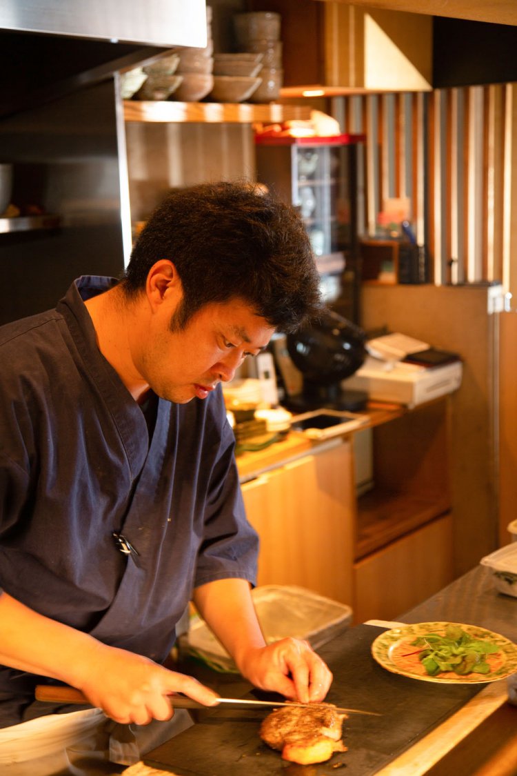 「その日の食材を見て、どんなワインが合うかなと考えるのも楽しみ」と話す五十畑さん。
