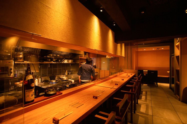 少し照明を落としたシックな店内はカウンター8席と半個室にテーブル2卓。