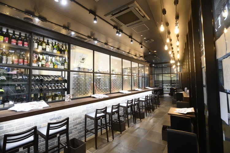 窓越しに醸造タンクとワインセラーが見える。