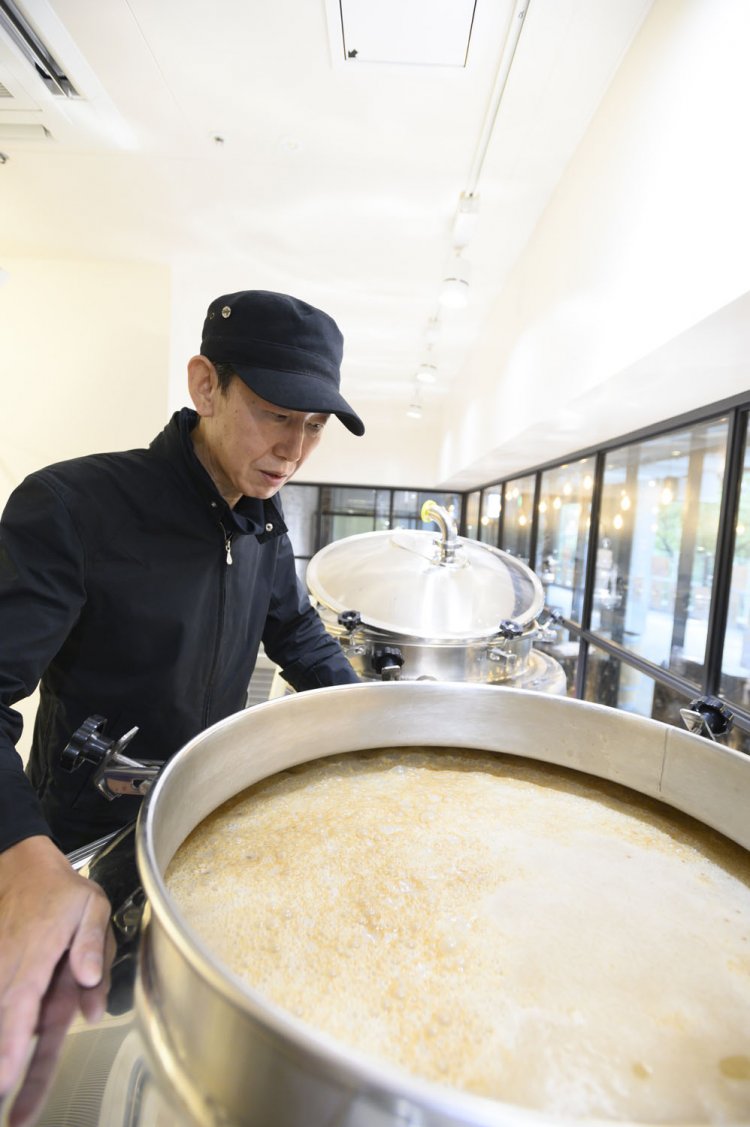 五感を使って発酵具合の確認作業を行う。