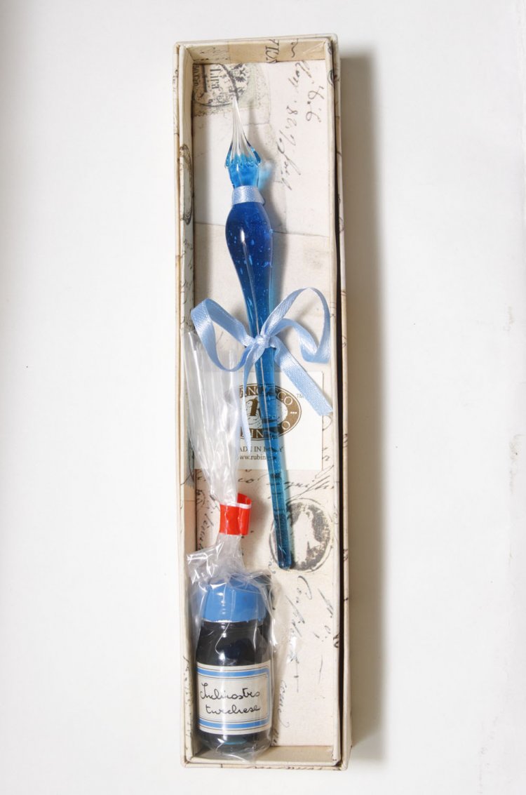 ガラスペン4070円。イタリアのルビナート社製のガラスペンで、 ガラスと同じカラーのインクがセット。男女、年代問わず人気だ。