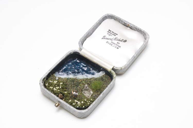 時計荘さんの鉱物ジオラマケース「きみの夢」1万5400円。鉱物とフィギュアを合わせたジオラマオブジェ作品。こちらは古いジュエリーケースとオイル入り水晶を使用。