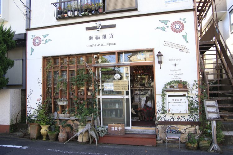 ガラス窓と引き戸のある1階正面。壁のデザインのせいかどことなくオリエンタルな雰囲気の外観。